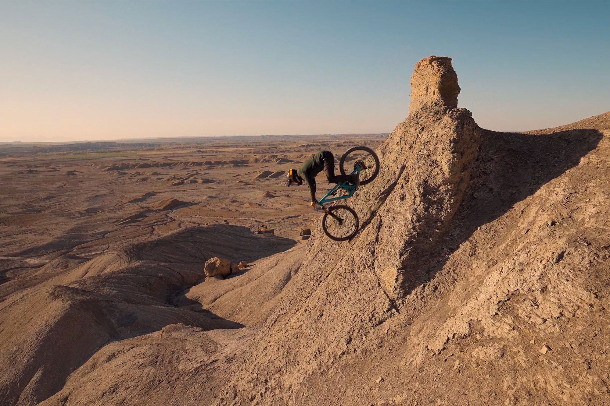 <h1>MADE FOR HOW YOU RIDE</h1> <i>Enhanced to perfectly compliment your riding, the Enduro Wide is grounded in serving the most dedicated riders.</i>