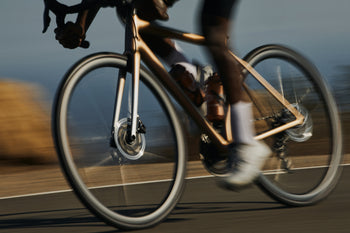 <h1>HOOKLESS/STRAIGHT-SIDEWALL DESIGN</h1><i>When designing a wheelset with absolute lightness as the driving principle, then a hookless rim profile is the right choice. The weight savings offered (whilst being able to strengthen the rim) allow for a 1213g disc-brake wheelset that also offers an aerodynamic benefit over standard box section rims. </i>