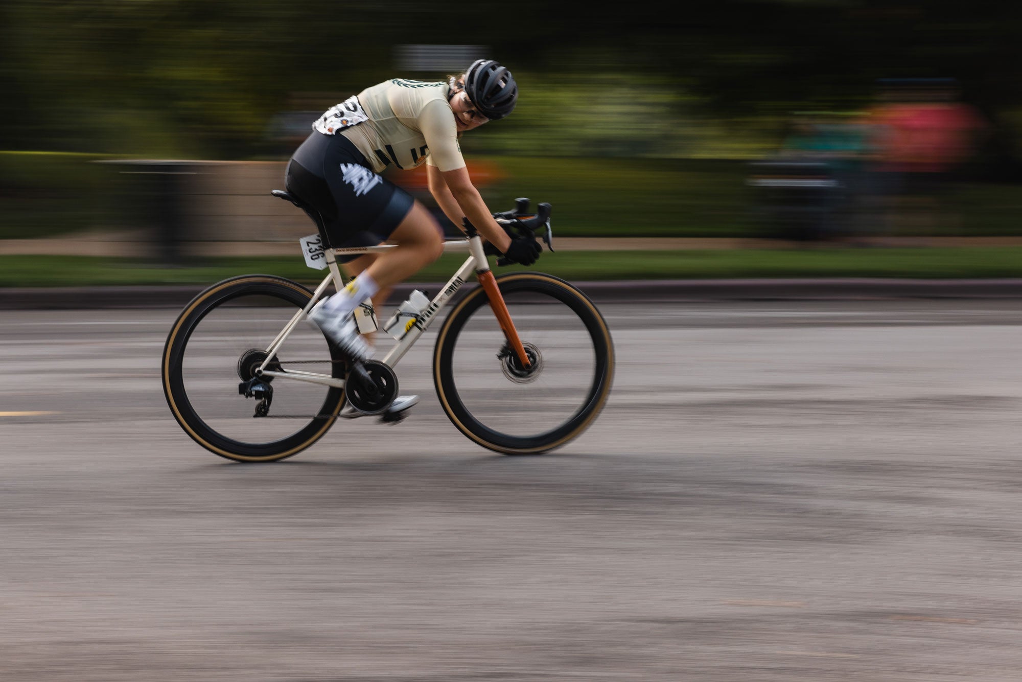 <h1>Patented Limitless Technology</h1><i>In order to create the most aerodynamic & stable shape for a 28mm tire, a rim bed of 22.5mm is needed. With the tire profile this creates, the ideal shape of the rim curves out to an external width of 35mm. To achieve the optimal shape without the associated weight penalty, we use a (non-structural) low density expanding polymer insert, inside a channel carved out during the production process.</i>