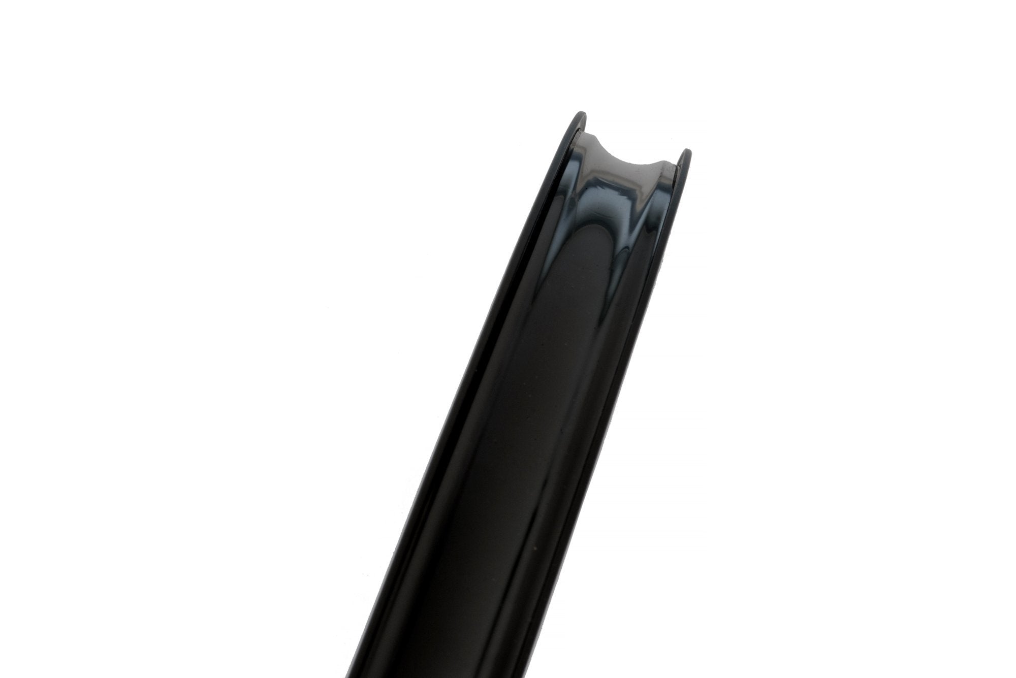 <h1>Rim Bed</h1><i>Like all of our wheels, the Hunt MTB line-up is designed to be used as a tubeless system. Featuring a H-Lock rim bead with 'up-kicks' to the shoulders of the rim bed secures your tyre when seated. This prevents side-to-side movement reducing the chance of burping your tyre. It creates a great rim-well seal for first installation and easy sealing of tubeless tyres. Still haven't made the switch? All our wheels are tube compatible as well.</i>