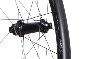 PILLAR WING SPOKES After considerable testing across multiple spoke types (including analysis against competitor spokes), we found that the aerofoil profile of Pillar's Wing 20 spokes offer even further aerodynamic advantages over flat/bladed options.