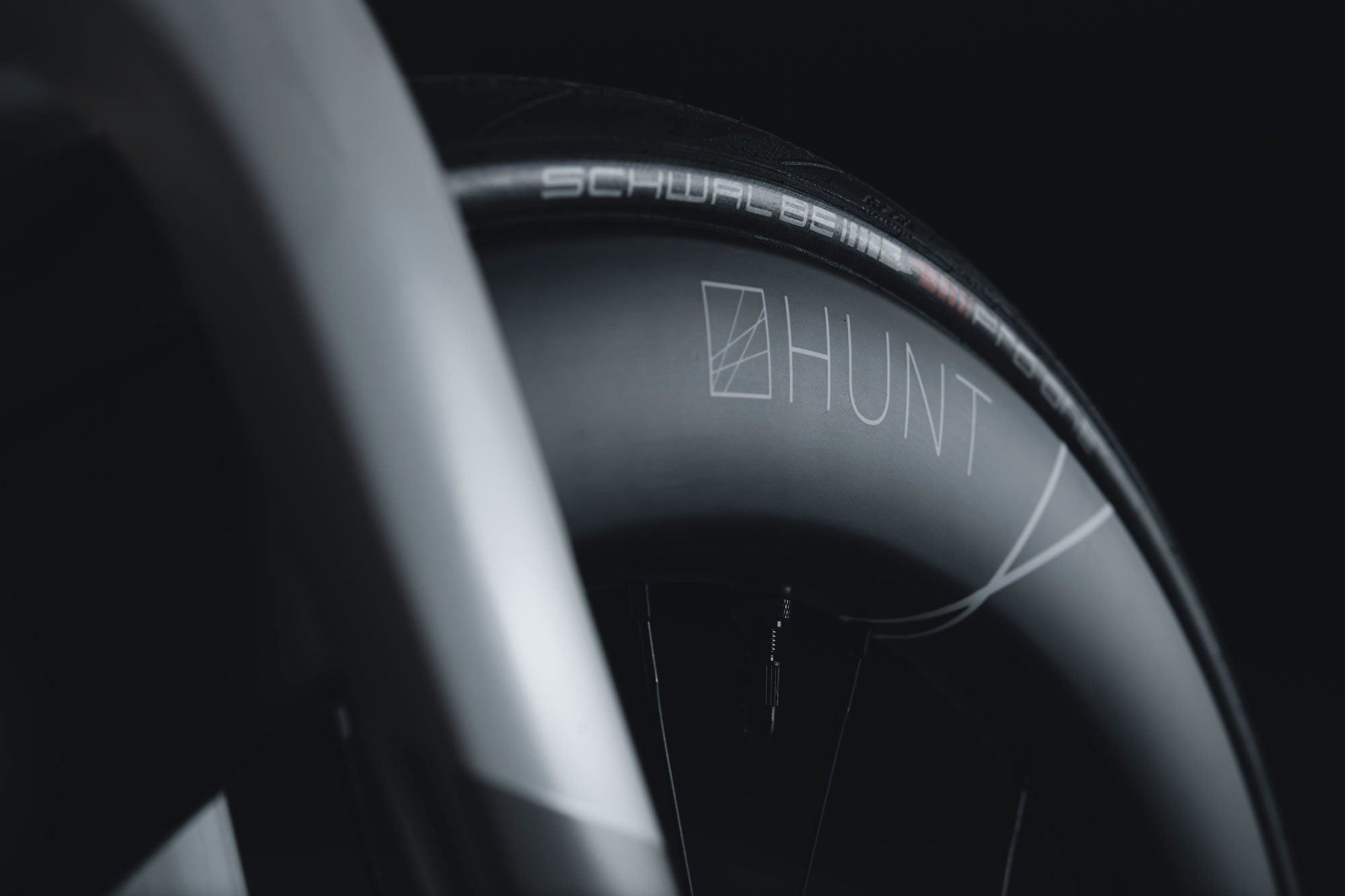 <h1>TIRE COMPATIBILITY</h1><i>Optimized aerodynamically for modern width racing tires. Compatible with any tubeless or clincher tire from 23c up to a maximum width of 50c. </i>