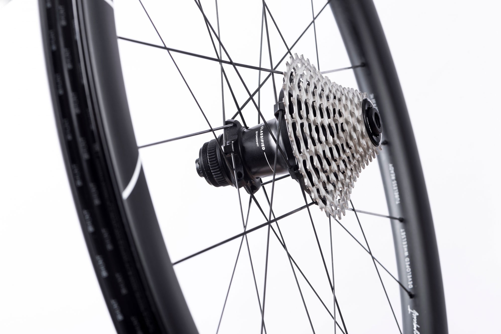 <h1>Tires</h1><i>Optimized aerodynamically for a Schwalbe Pro One 28c, but compatible with any tubeless or clincher tire from 23 up to 45c.</i>