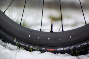 <h1>Tire Width Optimisation</h1><i>25mm internal rim profile, featuring a hookless and ETRTO-compliant tubeless rim, designed exclusively for tubeless tires.</i>