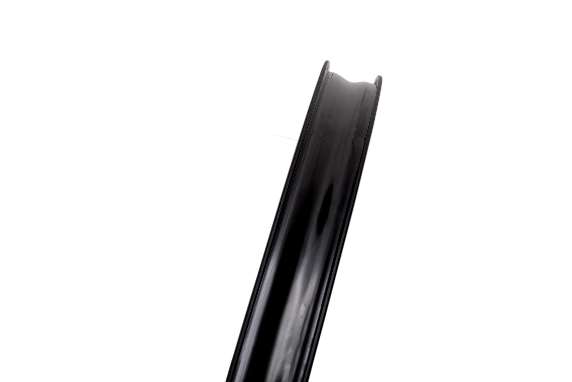 <h1>Rim Profile</h1><i>Like all of our wheels, the Hunt MTB line-up is designed to be used as a tubeless system. Featuring a H-Lock rim bead with 'up-kicks' to the shoulders of the rim bed secures your tyre when seated. This prevents side-to-side movement reducing the chance of burping your tyre. It creates a great rim-well seal for first installation and easy sealing of tubeless tyres. Still haven't made the switch? All our wheels are tube compatible as well.</i>
